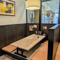 貸切利用も可能で、スマホ充電やベビーカー利用の方も安心して過ごせます。