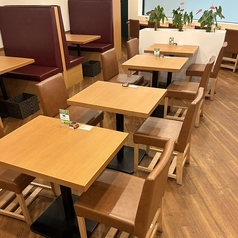 ご家族での夕食や、少人数のグループでのお集まりに最適なテーブル席です。精肉店直営の美味しい肉料理を囲み、リラックスしながらこだわりの料理をご堪能ください。