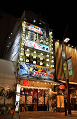 新築の木の香りに包まれる、洗練された大人の空間へようこそ。柔らかな光が灯る店内は、開放感あふれる全112席。都会の喧騒を忘れさせる、落ち着いた時間が流れます。当店の魅力は、1階から4階まで趣の異なるフロア構成。