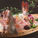 日本各地の旬の食材を贅沢に使用した自慢の料理を豊富にご用意。福井で本格旬を味わうなら『ろ組』へ