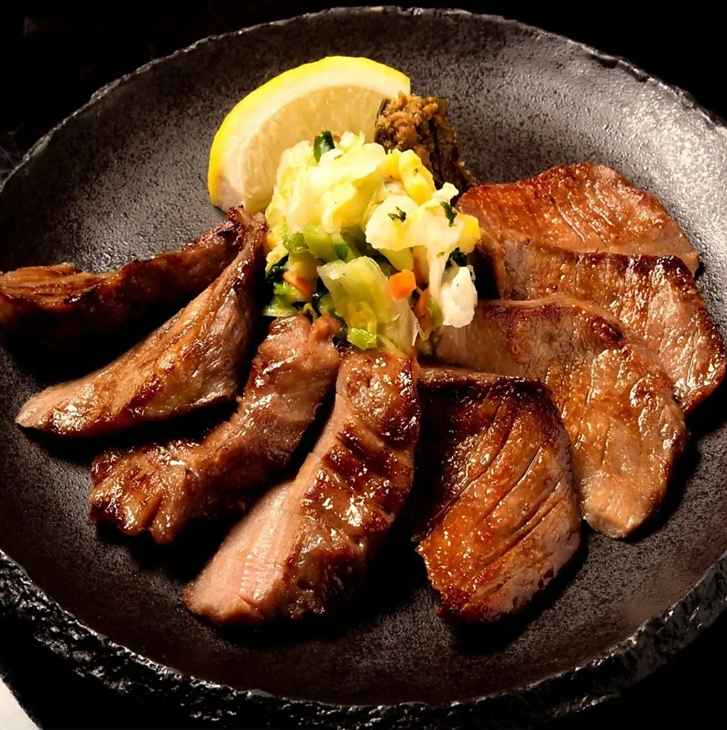 当店名物の牛タン！職人が1枚1枚丁寧に切り出して、秘伝のスパイスでじっくりと熟成させた逸品です。