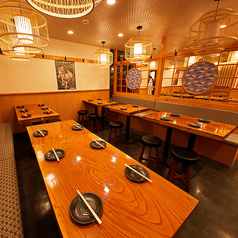 《15~20名様向け》大人数宴会も可能◎15名様から20名様規模の、大人数でのご宴会にも対応いたします。 部署の歓送迎会や忘年会、ご友人との大きなお集まりにも最適です。 皆様が一体となってお過ごしいただけるようお席を調整いたします。 各種ご宴会に、ぜひご利用ください。