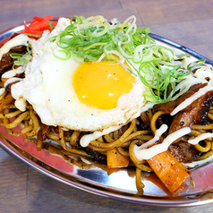 ホルモン焼きそば目玉焼きのせ