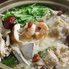 特製だしに10種の漢方を合わせてご用意する『京薬膳玉ちゃんこコース』6500円(税込)※単品もありの写真