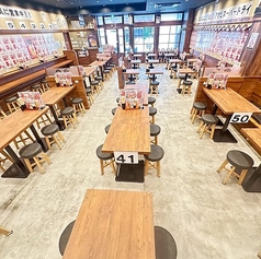 テーブル席は2名様から8名様まで、幅広くご用意しております。少人数から大人数の宴会まで、ぜひお任せください！