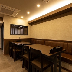 4名様までご利用できるテーブル席。気のおけない友人や同僚、仲間うちの小規模のご宴会でご利用ください。