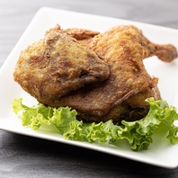 2日間仕込みの傑作！「ひな鶏半身揚げ」は必食の看板！
