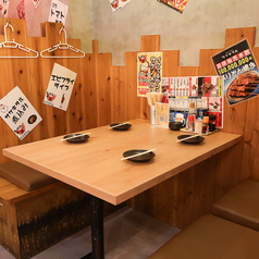 2名様~ご利用可能！さまざまなのシチュエーションでご利用できる少人数様向け個室席を完備しております。いるだけでワクワクしてしまう店内でお食事をお楽しみください。お席だけのご予約や当日のご予約も受け付けております！三宮駅での宴会・飲み会・歓迎会・送別会など様々なシーンでご利用下さい！