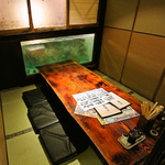 まるで水族館！泳ぐ魚が見える個室。4～18名様まで。部屋から釣りができます。