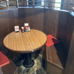 隣の席と区切られたブース席です。