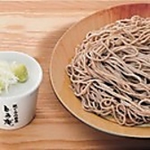 実をまるごと石臼で挽いた国産玄そば100%の二八そばは、食感は粗めで、噛みごたえのあるモチモチ感が魅力です。化学調味料を使用していない本枯節香る、本格つゆでお召し上がりください。