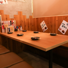 普段の飲み会から少人数さまのご宴会のご利用にオススメのテーブル席を完備しております。ゆったりとしたテーブル席でお寛ぎください。お席だけのご予約や当日のご予約も受け付けております！三宮駅での宴会・飲み会・歓迎会・送別会など様々なシーンでご利用下さい！