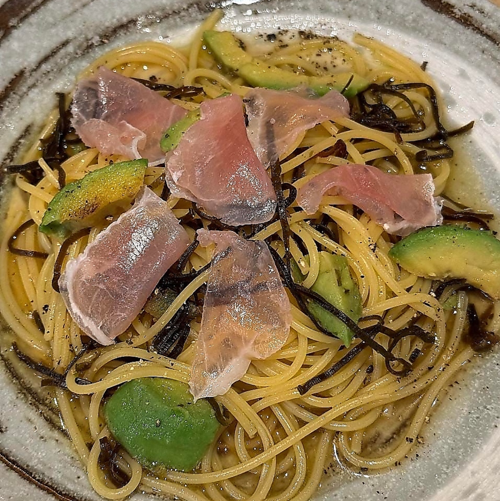 お酒との相性抜群なパスタ◎生ハムとアボカドを贅沢に使用し、彩り鮮やかで目でも楽しめる一皿です。