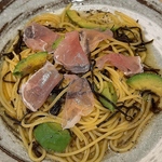 お酒との相性抜群なパスタ◎生ハムとアボカドを贅沢に使用し、彩り鮮やかで目でも楽しめる一皿です。