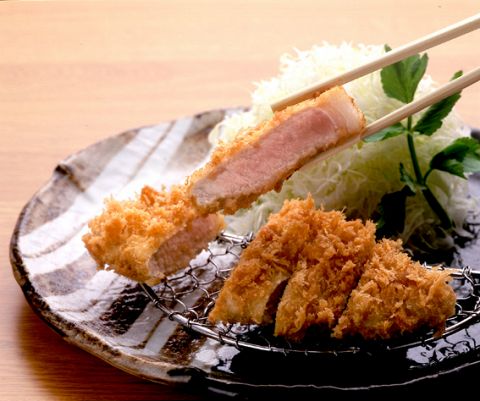 京都情緒溢れる店内で、京文化で育まれたお料理ととんかつを