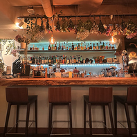 一枚板の木の温もりが優しいカウンター