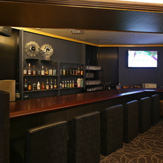 木の質感が落ち着きを与える全8席のカウンターは、大人の語らいの場にふさわしい洗練された空間です。お仕事帰りの一杯や、大切な方としっぽり飲みたい夜にもおすすめの特等席◎モダンなインテリアと天然木の風合いが心地よい距離感を演出し、素敵な夜をさらに引き立ててくれます。ぜひお気軽にお立ち寄りください♪