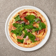 生ハムとルッコラピザ