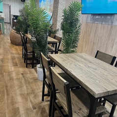 2～4名様でご利用可能なテーブル席を3卓ご用意しております。隣同士接続可能で、最大12名様まで一度にご利用いただけます！少人数～大人数まで、使いやすいお席です。