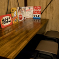 お一人様用のお席は6席ご用意しています。さらに立ち飲みが可能なスペースでは10人までご利用いただくことができます。おいしい料理とお酒をリーズナブルな価格で楽しみたい際は当店にお越しください！