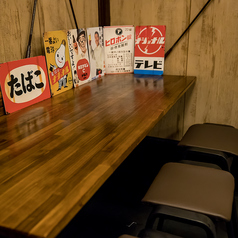 お一人様用のお席は6席ご用意しています。さらに立ち飲みが可能なスペースでは10人までご利用いただくことができます。おいしい料理とお酒をリーズナブルな価格で楽しみたい際は当店にお越しください！