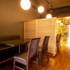 【テーブル席：4名様×3】温かい照明が包み込む心地よい雰囲気の店内には、4名様掛けのテーブル席を3卓完備しております。 少人数での会社宴会やご友人との飲み会にぴったり。落ち着いた空間で、美味しい料理やお酒をお楽しみください。