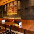 【テーブル席：～4名様×4卓】少人数～中規模宴会まで！人数に応じてレイアウト可能◎～4名様までご利用可能なテーブル席を4卓ご用意。ウッド素材と明るい雰囲気が居心地抜群な落ち着きのある和モダンな空間。。壁側の席には畳が使用されており、通気性が良く、適度なクッション性もあり座り心地抜群！