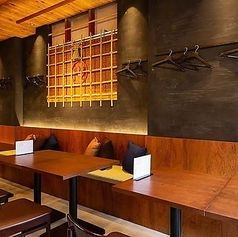 【テーブル席：～4名様×4卓】少人数～中規模宴会まで！人数に応じてレイアウト可能◎～4名様までご利用可能なテーブル席を4卓ご用意。ウッド素材と明るい雰囲気が居心地抜群な落ち着きのある和モダンな空間。。壁側の席には畳が使用されており、通気性が良く、適度なクッション性もあり座り心地抜群！