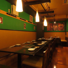 広々とした木のテーブルに足元はらくらく掘りごたつ席!