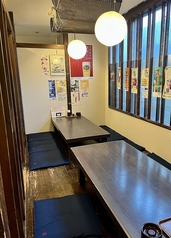 こちらのお席は、お座敷です。最大12名様までご利用可能です。すだれを上げましたら、半個室です。