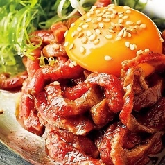 名物炙りユッケ