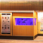 地魚と大分のブランド魚など、鮮度抜群の魚介を店頭の水槽に準備しております。