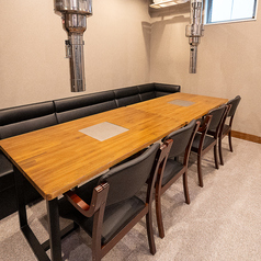 居心地の良さを追求した片面ソファーテーブル席は、長時間座っても疲れにくく、ゆったりとお食事をお楽しみいただけます。気の置けない友人との語らいや、少人数の女子会にもぴったりです。