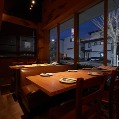 広い窓で囲まれた店内。お昼は明るく開放感があり温かい日差しが入ります。夜は洗練され、おしゃれだけどカジュアルで入りやすいアットホームな店内です。