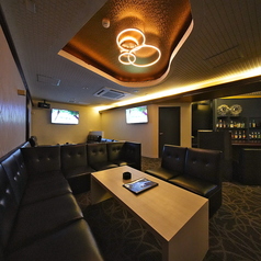 ゆったりと体を預けられる黒いソファが心地よい、最大11名様までご利用いただける広々としたお席です。白い壁に囲まれた清潔感のある空間は、女子会や中規模のご宴会にも最適◎シックで落ち着いた雰囲気の中、美味しいお料理を囲みながら賑やかに楽しい時間をお過ごしいただけます。大人数での集まりにぜひどうぞ♪