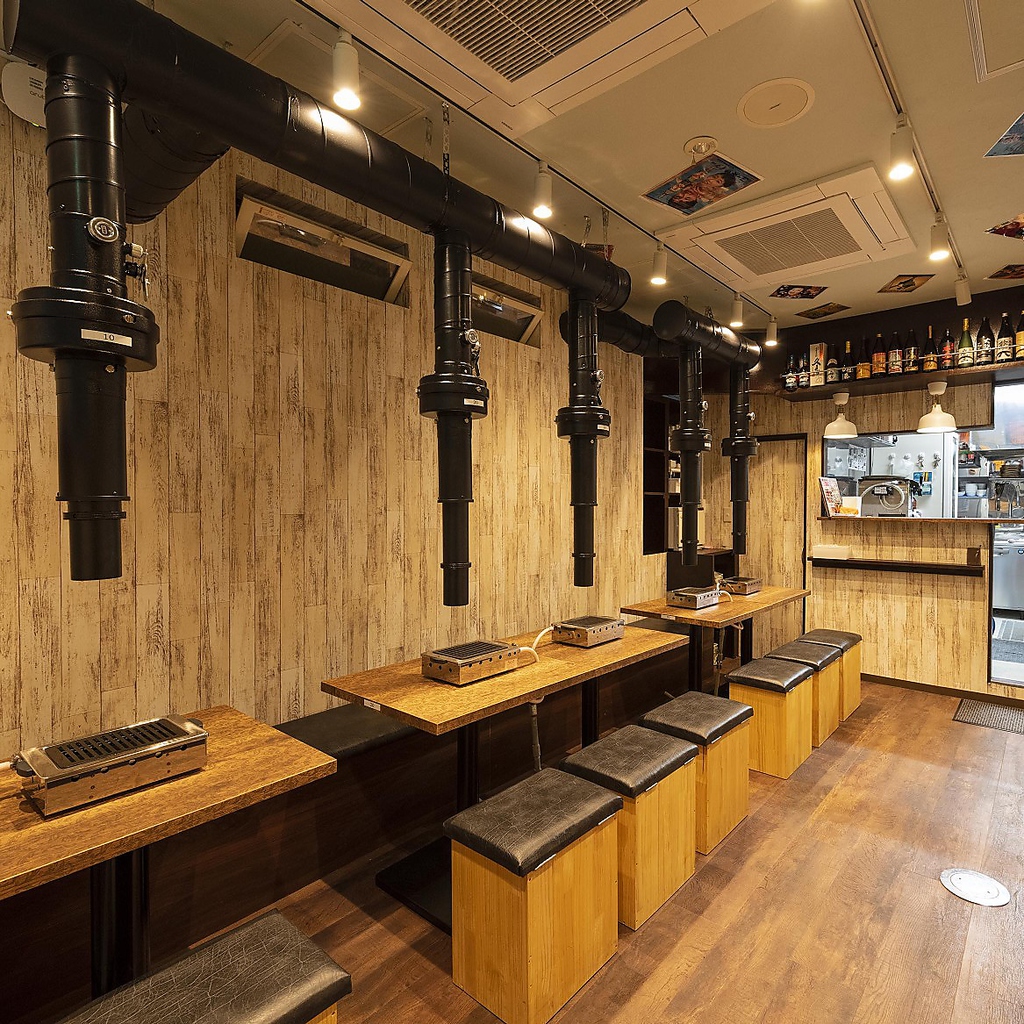 木の温もりを感じる店内は、肩肘張らずに過ごせるアットホームな空間です！個室も席もご用意してます