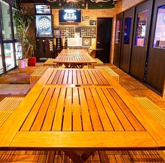 テラス風のお席にもモニターがございます◎