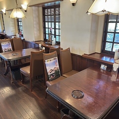 温かみのある木のインテリアが魅力的です。広めのテーブルと快適な椅子が配置されており、家族や友人との会話も楽しめます。大きな窓から自然光が差し込み、明るく開放的な雰囲気を演出。落ち着いた空間で、料理をゆっくり味わえるため、特別なひとときにぴったりです。お食事をしながら、リラックスした時間を過ごせます。