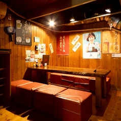 木目調で落ち着いた雰囲気の空間は、会社の宴会や大人数の飲み会におすすめ。他のお客様を気にせず、特別な時間をお過ごしいただけます。