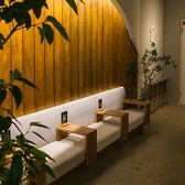 当店では無料でご利用いただけるWi-Fiを完備しておりますので電波の心配もありません。また、電源もご用意しております。お友達とのお待ち合わせまでの時間や、お食事中でも快適にお過ごしいただけます。ぜひお気軽にお立ち寄りください。