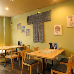 和風の料理とお酒を楽しむための特別な空間が用意されています。4名用のテーブルは簡単に連結でき、最大16人での楽しい宴を開くことが可能です。仲間と一緒に、和の魅力を存分に味わいながら、リラックスした時間をお過ごしください。