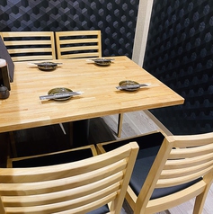 仕切りがある半個室仕様。４名様まで座る事のできるテーブル席/3～４名様でご来店の方におすすめです。接待や会食などの利用でぜひ！