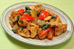<ガパオチキン>　バジルソースで、鶏もも肉を炒めた、アジアンテイストの一品です。