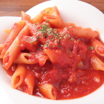 軽く食べられるおつまみもございます。お酒を飲みながら軽食をつまみつつ、談笑をお楽しみください。