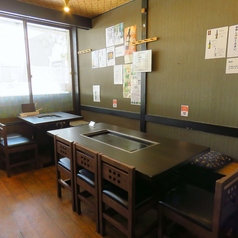 【テーブル席　7×1】当店の7名様掛けテーブル席は、会社の仲間や友人との宴会に最適です。広々としたお席で、みんなでわいわいと楽しい時間を過ごせます。お食事をシェアしながら、心温まるひとときをお楽しみいただけること間違いなし！大人数での集まりにぜひご利用ください。