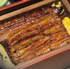 秘伝のたれでコーティングしたもちっとした御飯が蒲焼の旨みを引き立てます