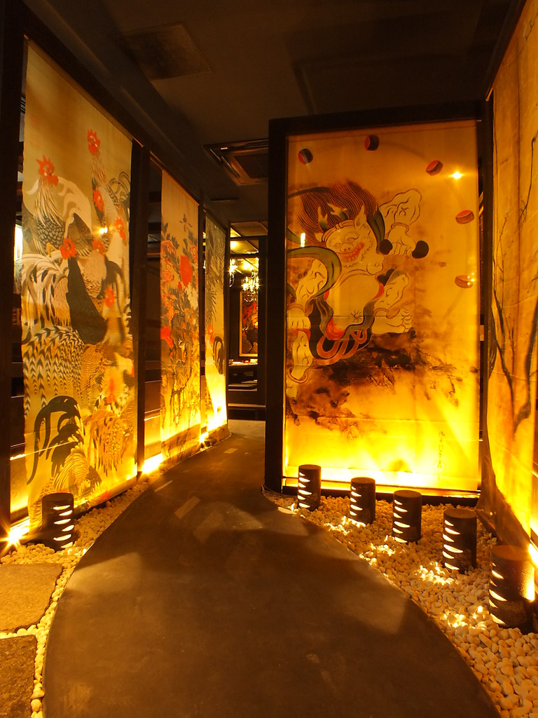 扉を開ければ魅惑の世界。今宵も夢幻の如く。。