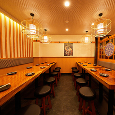 《20~30名様向け》フロア貸切受け付けてます◎20名様から30名様規模のご宴会に、フロア貸切をご利用いただけます。 ワンフロアを皆様だけのプライベート空間として、周りを気にせずにお過ごしいただけます。 会社での忘年会や歓送迎会など、一体感を大切にしたいお集まりに最適です。