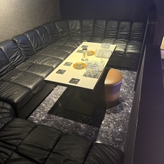 主役を囲む歓送迎会や特別な飲み会には、大きなテーブルを配置したソファー席がおすすめ。みんなが同じテーブルを囲むため団欒しやすく、高知の人気店の味を堪能できる宴会コースにも最適です。快適な空間で、思い出に残るひとときを。