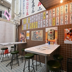 店外には屋外テーブル席もご用意。昔ながらの街の雰囲気を感じながら、開放感の中で食事や一杯をお楽しみいただけます。